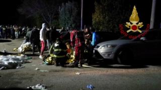 Servicios de emergencia asisten a los heridos en las afueras del club.