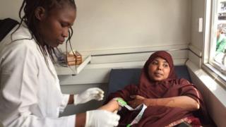 Baadhi ya Wakenya na wasomali waliofika katika kituo cha kutoa damu cha Eastleigh ili kuwasaidia waathiriwa wa mkasa wa bomu Somalia