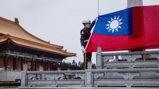 Охранники готовятся поднять флаг Тайваня на площади Мемориального зала Чан Кайши в преддверии президентских выборов в Тайване, Тайвань, 14 января 2016 года
