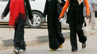Kwambara impantaro ku bagore muri Sudani biganishwa gukibitwa inkoni 40