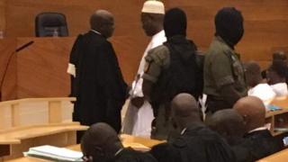 Khalifa Sall, en consultation avec un de ses avocats, avant le début de l'audience.