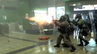 香港葵涌防暴警察在港鐵葵芳站內發射催淚彈(11/8/2019)