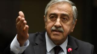 Mustafa Akıncı elini kaldırıyor