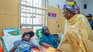 aisha Buhari n ba ọmọde kan sọrọ