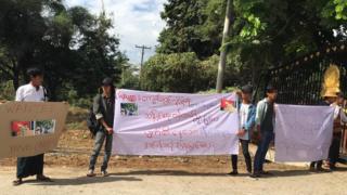 တက္ကသိုလ်ရှေ့ဆန္ဒပြနေတဲ့ ကျောင်းသားတချို့