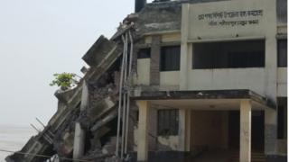 নদীর গর্ভে হারিয়ে যাচ্ছে স্বাস্থ্য কমপ্লেক্স