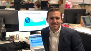 Max Friberg em sua mesa no escritório
