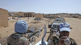 Les casques bleus accusés d'avoir ignoré l'appel à l'aide des humanitaires lors de l'attaque de leur complexe par des soldats sud-soudanais à Juba, en juillet 2016.