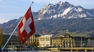 Швейцарский флаг в швейцарском городе Люцерн