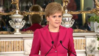 スコットランド・エジンバラの公邸で会見するニコラ・スタージョン自治政府首相