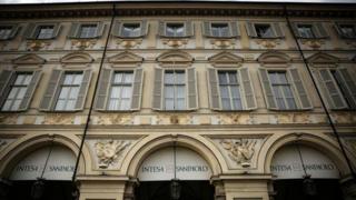 Intesa Sanpaolo wuxuu la wareegi doonaa hantida laba Banki oo qarka u saaran inay suuqa ka baxaan