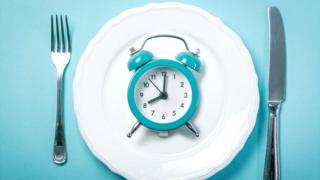 Un reloj sobre un plato
