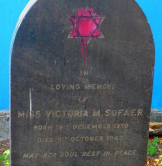 La tumba de Victoria Sofaer.