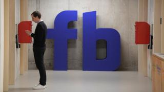 Homem espera elevador o escritório do Facebook em Londres