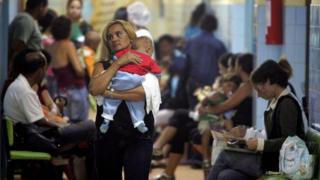 Mãe e filha em hospital infantil de Brasília