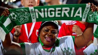 Une supportrice du Nigéria se réjouit de la victoire de son équipe.