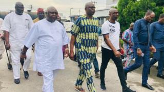 Fayose don free from EFCC cell afta two weeks