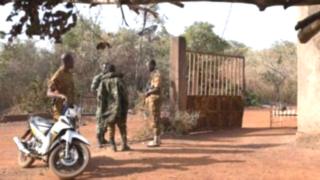 Ils ont été trouvé la mort dans une embuscade lundi matin à Baraboulé dans le nord du pays selon la police nationale.