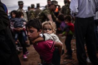 Сирийские дети среди нескольких мигрантов