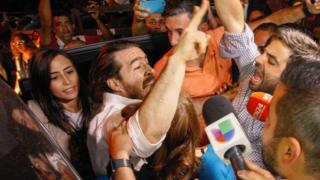 бывший мэр Сан-Кристобаль Даниэль Себальос приветствует сторонников после его освобождения