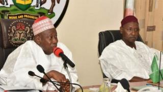 Gwamnan Kano Abdullahi Ganduje tare da tsohon mataimakinsa Hafiz Abubakar a kwanan baya