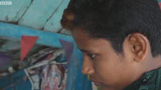 En Inde, une jeune fille est obligée de changer d'apparence pour exercer le métier de barbier et tondre la barbe de ses clients.