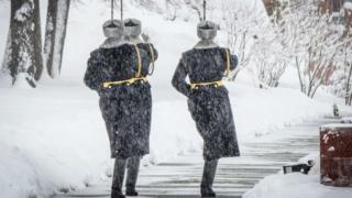 снег