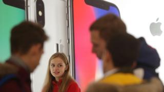 iPhoneを手にする人々