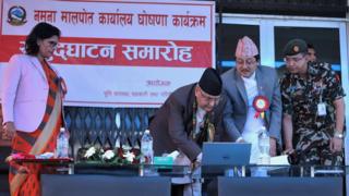 उद्घाटन गर्दै प्रधानमन्त्री