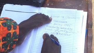 Jean Twagirimana yavukanye ubumuga bwatumye amaboko ye ntacyo yamumarira