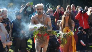 Коренные австралийские исполнители проводят церемонию курения, чтобы открыть Неделю NAIDOC, национальную программу, которая отмечает Национальный комитет по празднованию Дня аборигенов и островитян в Сиднее 6 июля 2015 года