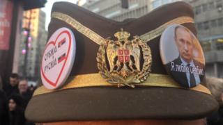 čovek sa šajkačom sa likom putina