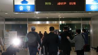 (사진) 남측 남북공동연락사무소 직원들이 25일 오전 경기 파주 남북출입사무소를 통해 개성으로 출경하고 있다