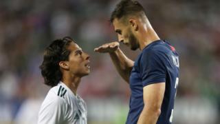 Matt Miazga se burla de la estatura de Diego Lainez en el amistoso entre Estados Unidos y México.
