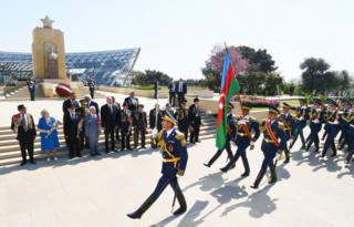 Prezident İlham Əliyevin qarşısından fəxri qarovul dəstəsi keçir.