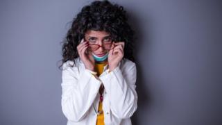 Doctora joven con cara de desconfiada.