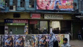 ঢাকার সিনেমা হলে বলিউডের ছবির পোস্টার