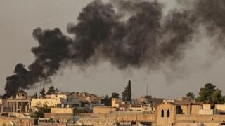 ستون دود بر فراز شهر راسالعین در شمال سوریه