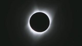 21日の皆既日食はオレゴン州の太平洋沿岸から観察され始めた