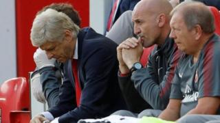 Ian Wright avuga ko Wenger akwiye gukura meza muri Arsenal