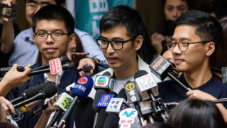 (左至右)黄之锋、周永康、罗冠聪在香港终审法院外回答记者问题(7/11/2017)