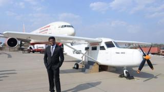 అమోల్ యాదవ్, విమానం