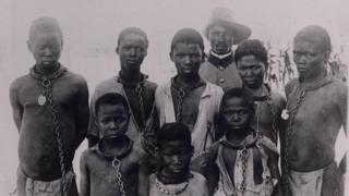 Hombres y niños Herero con grilletes al cuello y cadenas