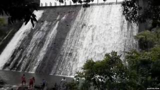 खेम धरणाला 25 ठिकाणी गळती लागली आहे.