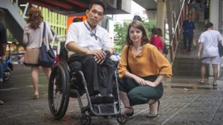 ลอเรน เอเวอร์รี "ฟ้า" (ขวา) ชาวอังกฤษ และ มานิตย์ อินทร์พิมพ์ นักเคลื่อนไหวเพื่อสิทธิคนพิการ