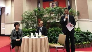 台湾行政院12日举办外媒茶叙,院长林全(中)亲自出席,发言人徐国勇(右)担任主持