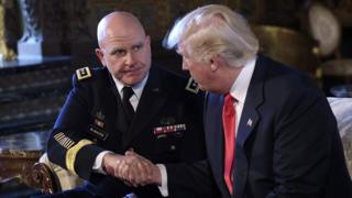 トランプ大統領はマクマスター氏(写真左)の起用をフロリダ州に所有するリゾート「マール・ア・ラーゴ」で発表した
