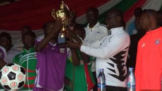 Umukuru wa FFB, Hon Reverien Ndikuriyo ariko arashikiriza igikombe umugwi wa Vital'o
