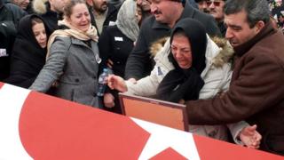 صورة أقارب مدنيين قتلوا في تفجيرات شنها مسلحو تنظيم الدولة