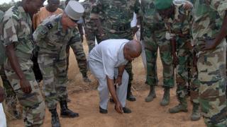 Djibo Ka, entouré de militaires français et de soldats de l'environnement le 12 novembre 2009 à Labgar